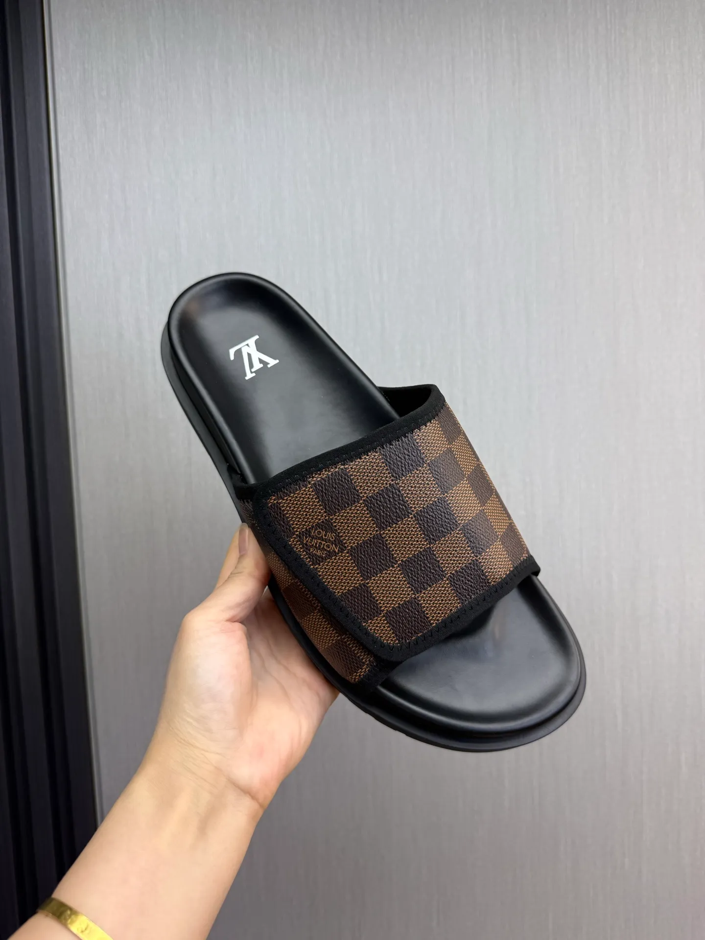 Men's shoes 💰340💰 ▪️LV's popular Little Red Book popular slippers hot sale: 1 shipment✅ Super textured and comfortable slippers, original TPU outsole. Authentic counter box drawer box packaging 🎁Size 38-45